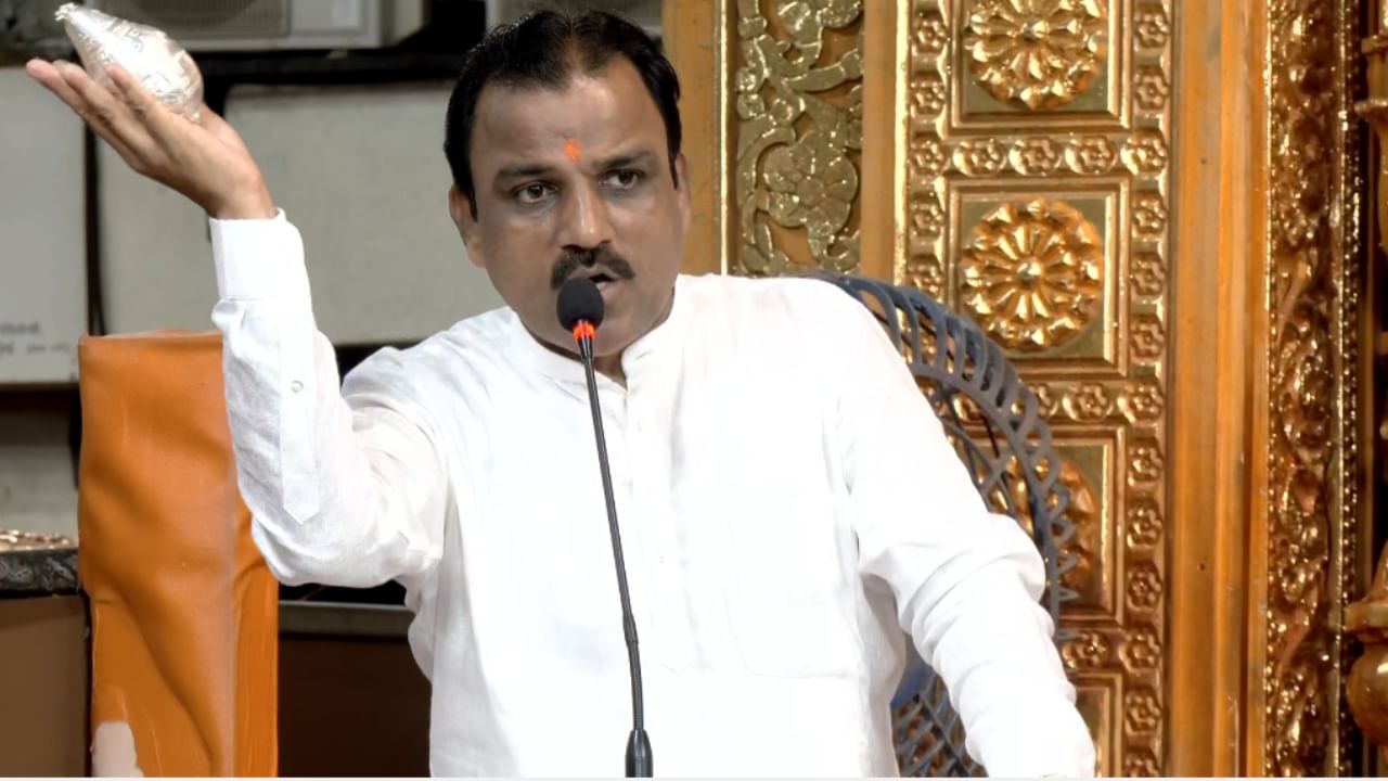 नवसाला पावणारा राजा अशी ओळख असणाऱ्या लालबाग राजाच्या चरणी यंदा गणेशोत्सवात भाविकांनी विविध वस्तू अर्पण केल्या. या अर्पण केलेल्या सोने, चांदी आणि इतर मौल्यवान वस्तूंचा जाहीर लिलाव नुकताच पार पडला.