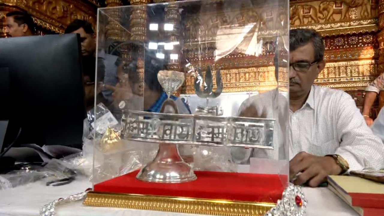 या लिलावाचे मुख्य आकर्षण होते ते १० तोळ्यांचे सोन्याचे बिस्किट. ज्याचा लिलाव सर्वाधिक ११ लाख ३१ हजार रुपयांना झाला. या बिस्किटाव्यतिरिक्त, सोन्याच्या माळा, अंगठ्या, मोदक, गणपतीची मूर्ती आणि चांदीच्या वस्तूंचाही लिलाव चांगल्या किमतीत झाला.