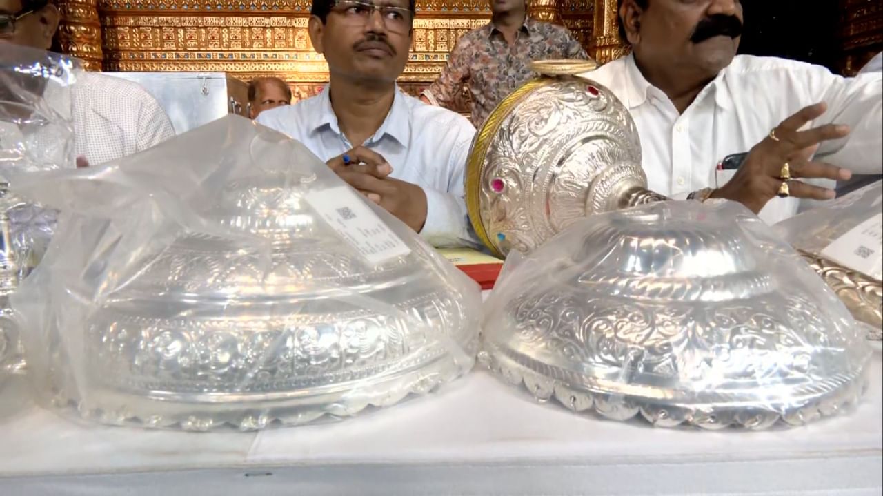 लालबागचा राजा सार्वजनिक गणेशोत्सव मंडळाने आयोजित केलेल्या या लिलावात एकूण १०८ वस्तू विक्रीसाठी ठेवण्यात आल्या होत्या. यामध्ये सोन्याचे दागिने, चांदीच्या वस्तू आणि इतर मौल्यवान वस्तूंचा समावेश होता.