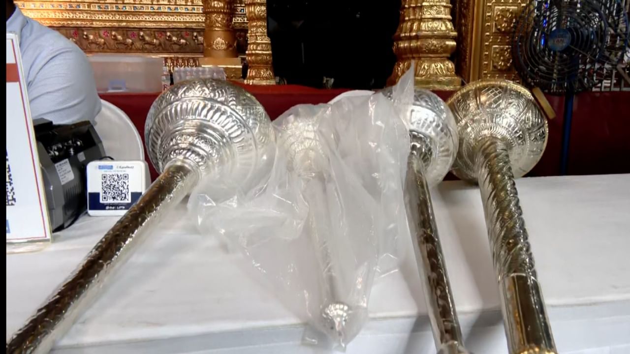 गेल्यावर्षी लालबागच्या राजाच्या चरणी अर्पण केलेल्या मौल्यवान वस्तूंचा लिलाव करून मंडळाला किमान ७० लाख रुपयांहून अधिक रक्कम मिळाली होती. यंदा या वस्तूंच्या लिलावातून किती रक्कम जमा होते याकडे सर्वांचे लक्ष लागले आहे.