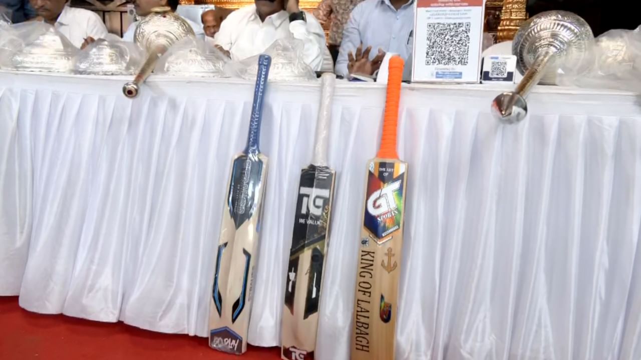 या लिलावाच्या सुरुवातीला एका भाविकाने गणपतीची चांदीची मूर्ती ५१ हजार रुपयांना घेतली. तर, ३० हजारात मोदकांचा पिरॅमिड व ३१ हजारात मूषक, ४२ हजारात कलश, १ लाख ६६ हजारात सोन्याची चेन, ४१ हजार रुपयांत मोदकाचा लिलाव झाला.