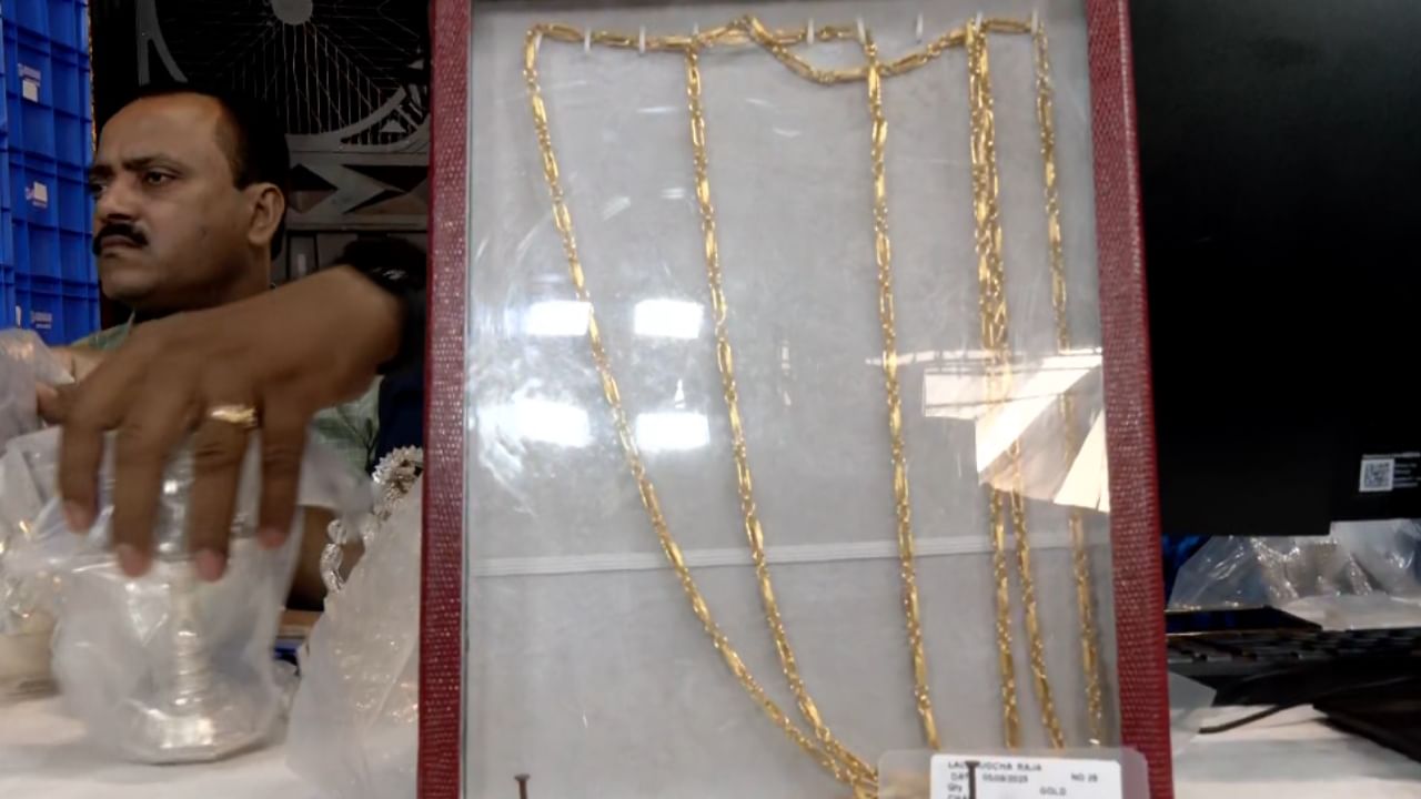 दरवर्षी लालबागच्या राजाच्या मूर्तीवर भाविकांकडून अर्पण केल्या जाणाऱ्या वस्तूंचा लिलाव केला जातो. या लिलावातून जमा होणारा निधी मंडळाच्या विविध सामाजिक कार्यांसाठी वापरला जातो.