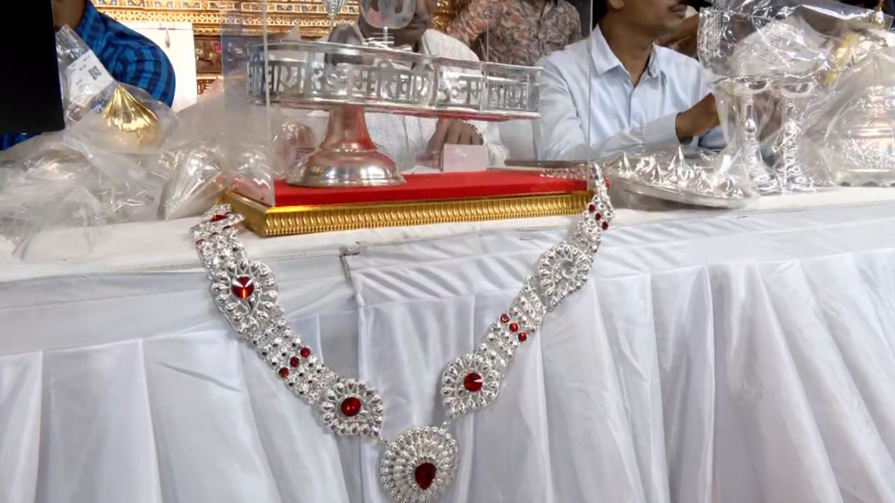 या लिलावाला भाविकांनी उत्स्फूर्त प्रतिसाद दिला असून त्यातून मंडळाला तब्बल १ कोटी ६५ लाख ७१ हजार १११ रुपये इतकी विक्रमी रक्कम मिळाली आहे. अनेक भाविकांनी अत्यंत श्रद्धेने आणि उत्साहाने या वस्तू प्रसाद म्हणून खरेदी केल्या.