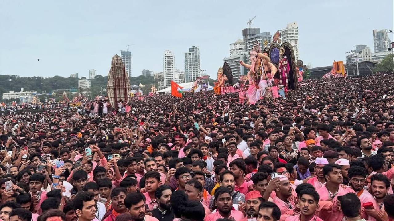 तब्बल 33 तासांनंतर लालबागचा राजाचं विसर्जन करण्यात आलं. गुजराजवरून आणलेल्या अत्याधुनिक तराफ्यावर राजाची मूर्ती चढविताना अडचण निर्माण झाली. त्यामुळे विसर्जनसाठी चौपाटीवरच 13 ते 14 तास प्रतीक्षा करावी लागली. 
