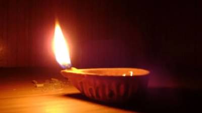 Vastu Tips : चुकूनही या दिशेला लावू नका दिवा, आयुष्यभर राहील पैशांची तंगी, वास्तुशास्त्र काय सांगतं?