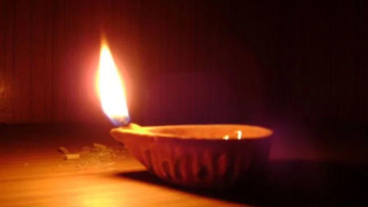 Vastu Tips : चुकूनही या दिशेला लावू नका दिवा, आयुष्यभर राहील पैशांची तंगी, वास्तुशास्त्र काय सांगतं? Vastu Tips : चुकूनही या दिशेला लावू नका दिवा, आयुष्यभर राहील पैशांची तंगी, वास्तुशास्त्र काय सांगतं?