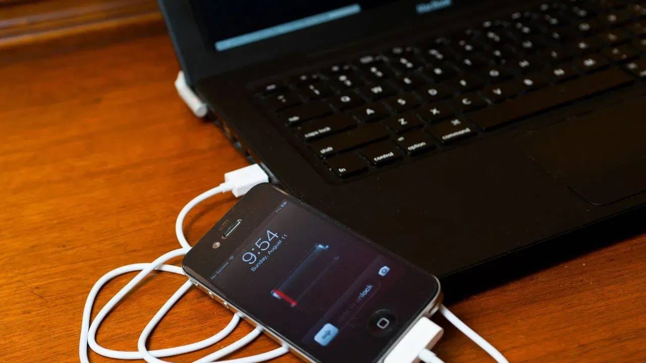 आजकाल आपल्या मोबाईलशिवाय, स्मार्टफोनशिवाय एक दिवसही घालवणे कठीण वाटते. बरेच लोक वैयक्तिक तसेच व्यावसायिक कामांपर्यंत सर्व गोष्टी त्यांच्या मोबाईल फोनवर करतात. पण जेव्हा स्मार्टफोनची बॅटरी कमी होऊ लागते तेव्हा तो फोन पटकन चार्ज व्हावा अशी इच्छा असते. कधी चार्जिंग पॉईंट नसेल, किंवा दूर असेल तर काहीजण लॅपटॉपरूनच मोबाईल चार्ज करतात. आपल्या सोयीसाठी लॅपटॉपवरून मोबाईल चार्ज करण्याची सवय अनेकांना लागली असेल. विशेषतः, ऑफिसमध्ये काम करताना किंवा प्रवास करताना, काही लोकं लॅपटॉपवरून फोन चार्ज करतो, परंतु लॅपटॉपवरून फोन चार्ज करणे किती धोकादायक असू शकते हे आपल्याला माहिती नाही.