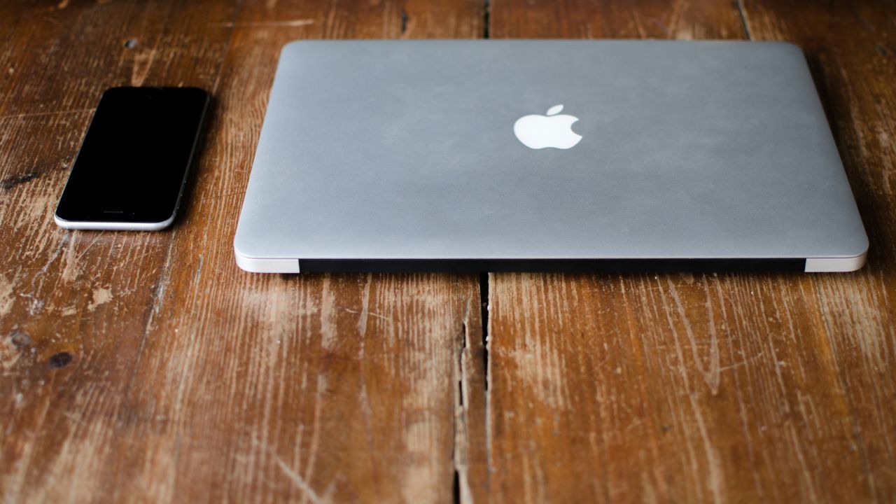 जर लॅपटॉप स्लीप मोडमध्ये असेल आणि विजेच्या प्रवाहाचा अचानक दाब वाढला तर लॅपटॉपला मोठे नुकसान होऊ शकते. लॅपटॉप बंद केल्यावर या धोक्यापासून पूर्णपणे संरक्षण मिळते. या कारणांमुळे, लॅपटॉप वापरल्यावर तो नियमितपणे बंद करणे हे तुमच्या डिव्हाइसच्या सुरक्षिततेसाठी आणि चांगल्या कार्यक्षमतेसाठी अत्यंत महत्त्वाचे आहे.