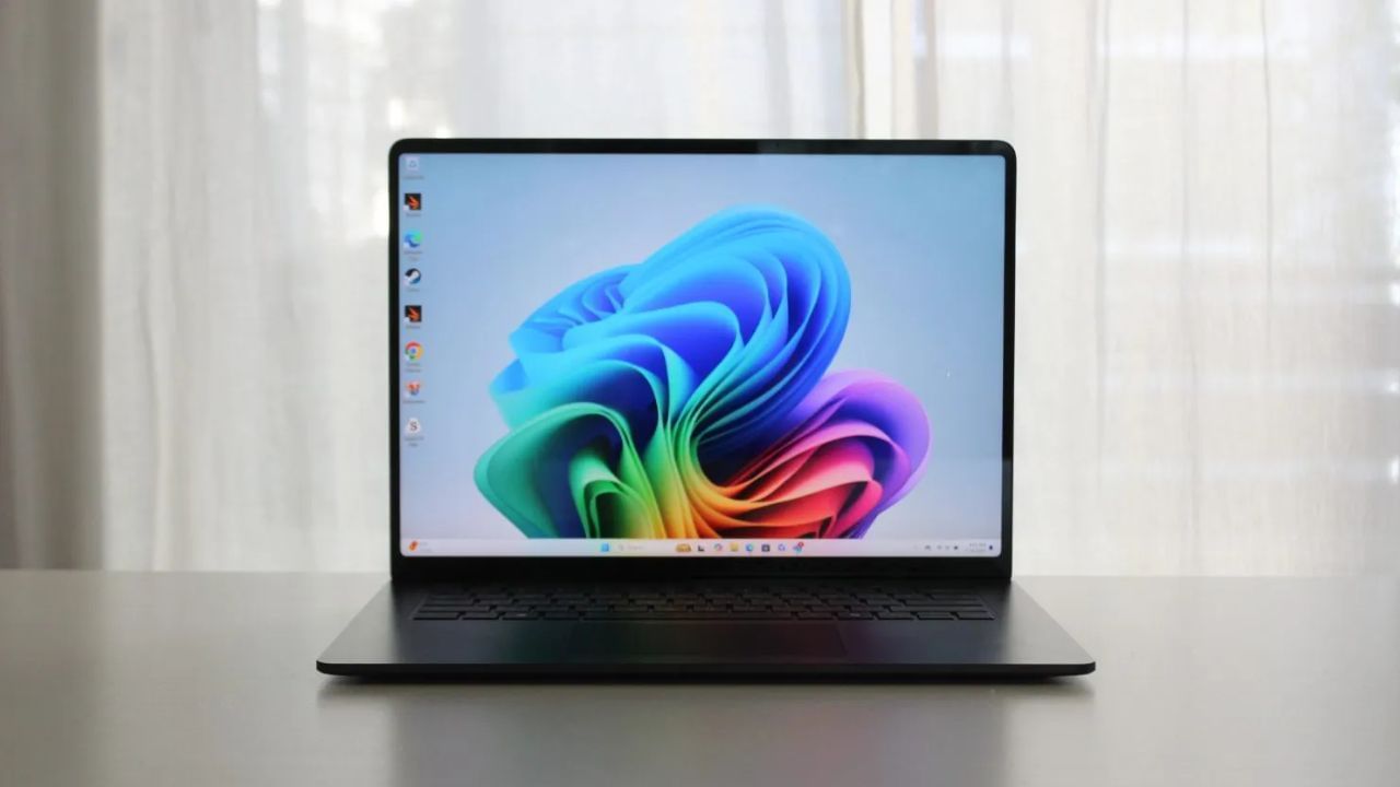 स्लीप मोडमध्ये लॅपटॉप ठेवल्यास तुमचा डेटा सायबर हल्लेखोरांसाठी सहज उपलब्ध असतो. लॅपटॉप पूर्णपणे बंद केल्यावर सर्व डेटा सुरक्षित होतो, ज्यामुळे हॅकर्सना तुमची माहिती चोरणे कठीण होते.