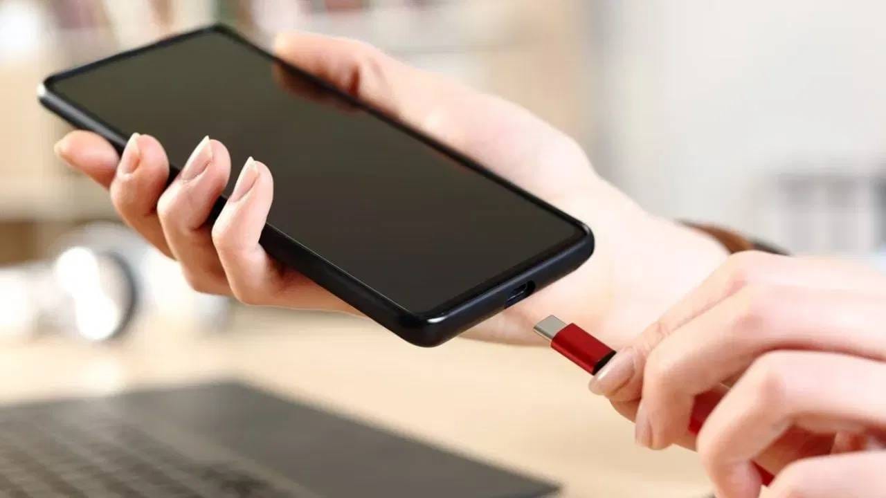 शॉर्ट सर्किटचा धोका: लॅपटॉप चार्ज करताना, मोबाईल फोनला जोडणे टाळावे. कारण, दोन्ही उपकरणांची पॉवर हाताळण्याची क्षमता वेगळी आहे. अशा परिस्थितीत, लॅपटॉप किंवा मोबाईल फोनमध्ये शॉर्ट सर्किट देखील होऊ शकते.