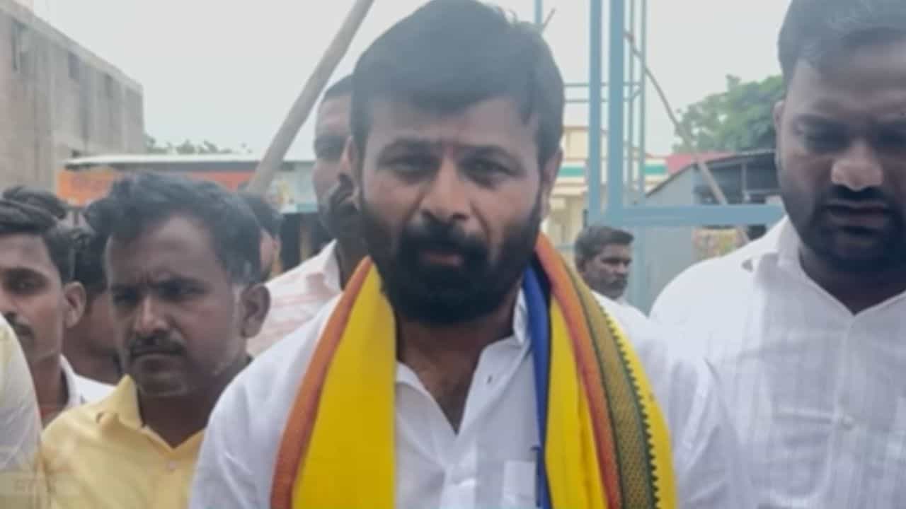पोलिसांना पुढे करून आम्हाला...; लक्ष्मण हाकेंचा खळबळजनक दावा पोलिसांना पुढे करून आम्हाला...; लक्ष्मण हाकेंचा खळबळजनक दावा