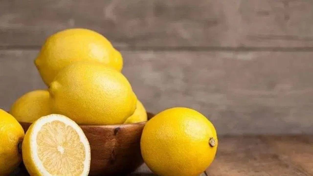 दूध आणि दुधाच्या पदार्थांसोबत लिंबू सेवन करू नये. यामुळे पचनाच्या समस्या उद्भवू शकतात. दूध आणि लिंबू एकत्र खाल्ल्याने गॅसची समस्या देखील होऊ शकते.