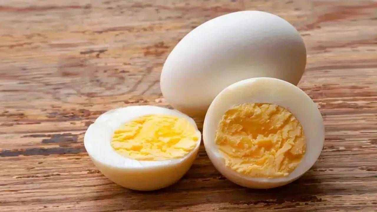 लिंबू खाल्ल्याने पचन क्रिया सुधारते आणि त्वचेचा रंग देखील चांगला होतो. विशेष म्हणजे लिंबू हे वजन कमी करण्यासाठीही अत्यंत फायदेशीर आहे.