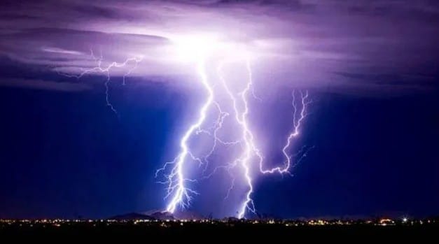 आपल्या घरात जी वीज असते ती 120 व्होल्टची असते. या विजेचा झटका बसला तरी माणसाचा जागेवर मृत्यू होण्याची शक्यता असते. त्यामुळे घरातील विजेच्या उपकरणांपासून दूर राहवे असे सांगितले जाते. 