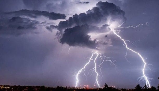 पण आकाशात चमकणाऱ्या विजेचे प्रवाह तब्ब 10 कोटी व्होल्ट असतो असे म्हटले जाते. विशेष म्हणजे ही वीज तब्बल 4 ते 5 किमी असते. आकाशात चमकणाऱ्या या विजेचे तापमानही जास्त असते. ही वीज हवेला तब्बल 30 हजार अंशसेल्सिअसपर्यंत गरम करू शकते. 