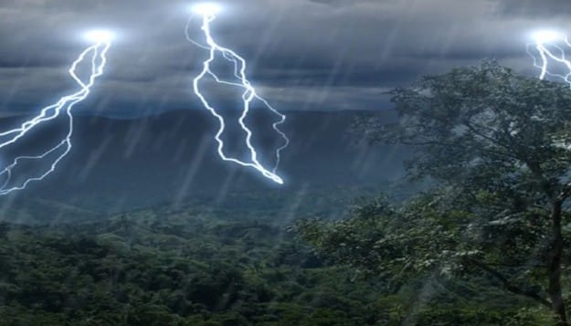 त्यामुळेच आकाशातील विजेच्या धक्क्यामुळे एखादे महाकाय वृक्ष उन्मळून पडते. तसेच माणसाच्या अंगावर वीज पडल्यावरही संबंधित व्यक्तीचा लगेच मृत्यू होतो. 