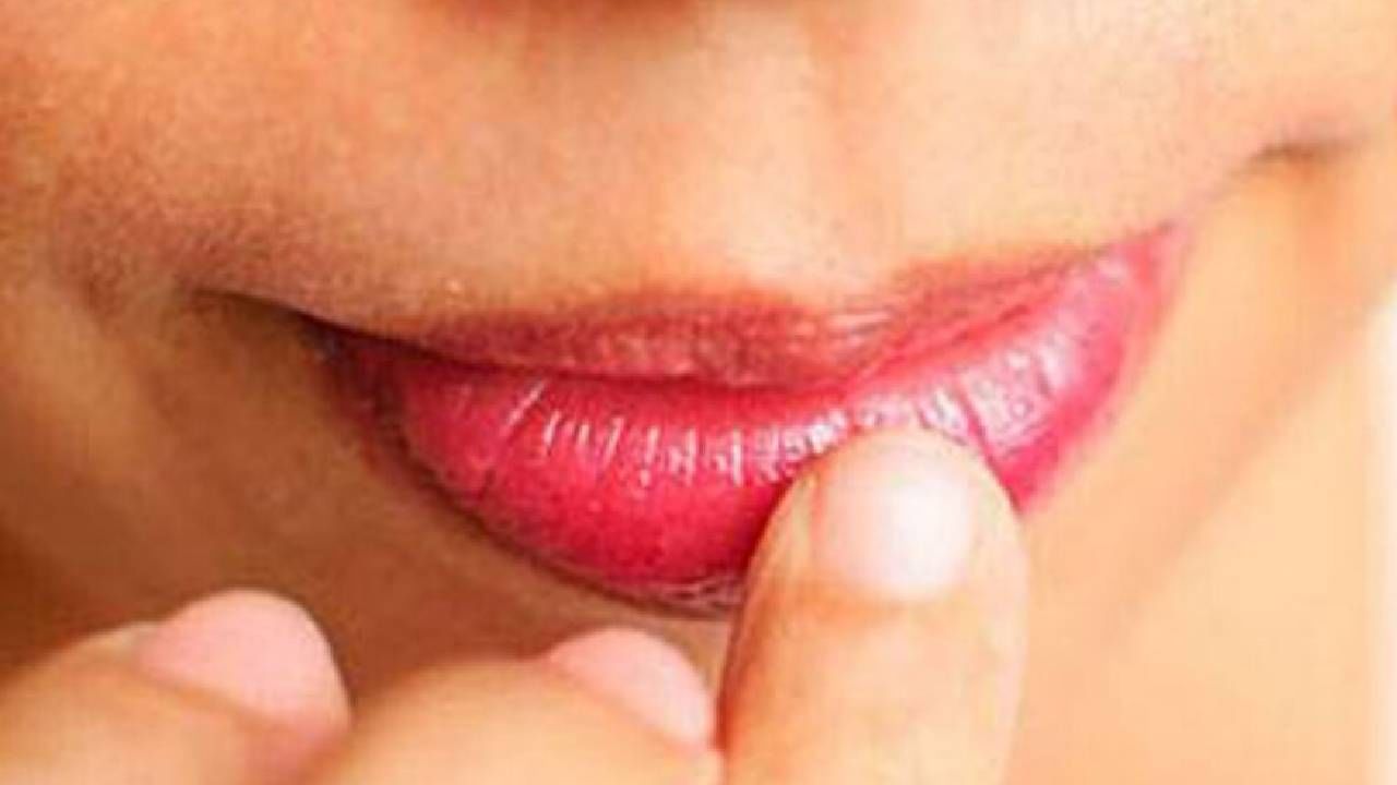 ओठांना घाम न येण्याचं सगळ्यात महत्वाचं कारण म्हणजे तिथे sweat gland नसतात, म्हणून थंडीचया दिवसात आपले ओठ लवकर फुटतात, त्यांना पटकन भेगा पडतात.