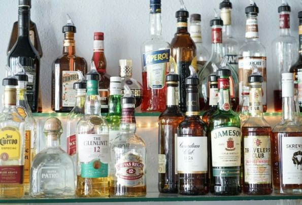 त्यामुळेच तंबाखूजन्य पदार्थ वाडणार असले तरी मद्यांवरील जीएसटीत का वाढ करण्यात आलेली नाही? असा सवाल उपस्थित केला जात आहे. याचे सर्वात मोठे कारण म्हणज मद्यावरील कर हा जीएसटीअंतर्गत येत नाही. मद्य उत्पादनांना जीएसटी कक्षेच्या बाहेर ठेवण्यात आलेले आहे.