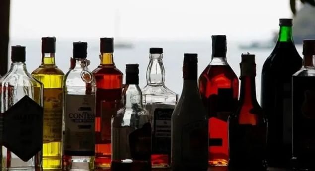 म्हणजेच मद्यांवर जीएसटी लागत नाही. असे असले तरी मद्य एवढी महाग का असतात? असा सवाल उपस्थित केला जातो. त्याचे कारण म्हणजे मद्यांवर केंद्र सरकारकडून जीएसटी आकारला जात नसला तरी राज्य सरकारला यावर कर आकारण्यास मुभा आहे. राज्य सरकार मद्यांवर कर लावते. याच करामुळे सरकारच्या तिजोरीत मोठी रक्कम जमा होते.