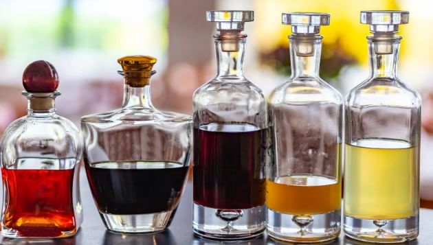 मद्य जीएसटीच्या कक्षेत येत नसले तरी त्यावर असणारा कर कमी नाही. राज्य सरकार मद्यांवर एक्साईज ड्यूटी लावते. आपल्या जुन्या करनियमानुसार राज्य सरकार मद्यांवर कर आकारते त्यामुळेच मद्य एवढी महाग मिळतात.