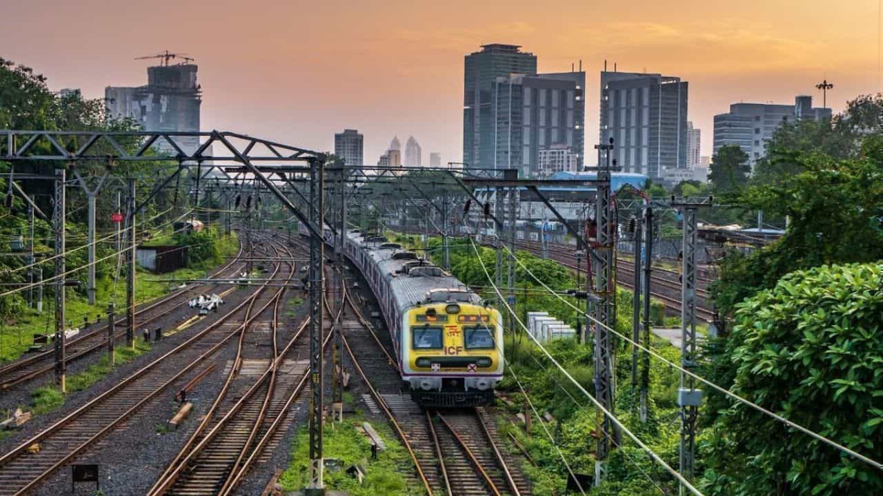 लोकल रेल्वेला पावसाचा फटका! मध्य, वेस्टर्न आणि हार्बर रेल्वे उशिराने