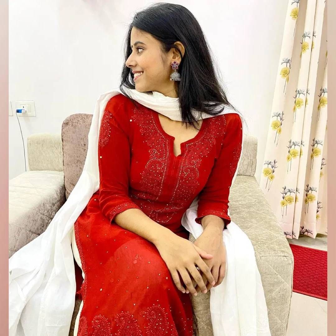 प्रियाने रेड कलरमध्ये चिकनकारी फॅब्रिकमध्ये कुर्ती आणि व्हाइट कलरचा प्लाजो घातला आहे. सोबतच ऑक्सिडाइज्ड झुमकी स्टाइल ईयररिंग्स कॅरी केली आहे. फेस्टिवलपासून ऑफिसमध्ये खास प्रसंगी तुम्ही सुद्धा प्रियाचा हा लुक रीक्रिएट करु शकता. 