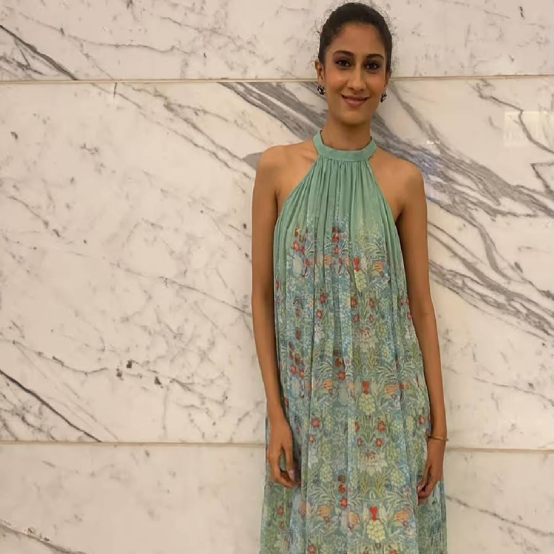 इतकच नाही, स्मिता पाटील यांचे काही जुने फोटो काढून फॅन्सनी रेनेला तिच्यासोबत कम्पेयर केलय. एका फॅनने लिहिलय की, रेनेला पाहून एका सेकंदासाठी वाटलं की, ती दुसरी स्मिता पाटीलच आहे. 