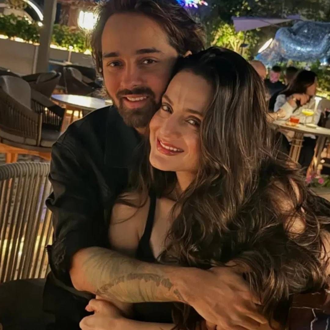 अमीषा पटेल अशी तर सिंगल आहे. पण तिच्या रिलेशनशिप्सच्या अफवा उडत असतात. बिझनेसमॅन निर्वाण सोबत तिच्या अफेअरची चर्चा आहे. पण अभिनेत्रीने अधिकृतरित्या कन्फर्म केलेलं नाही. दोघांचा सोशल मीडियावर एक रोमँटिक फोटो व्हायरल झालाय. त्यावरुन अंदाज लावला जातो. 