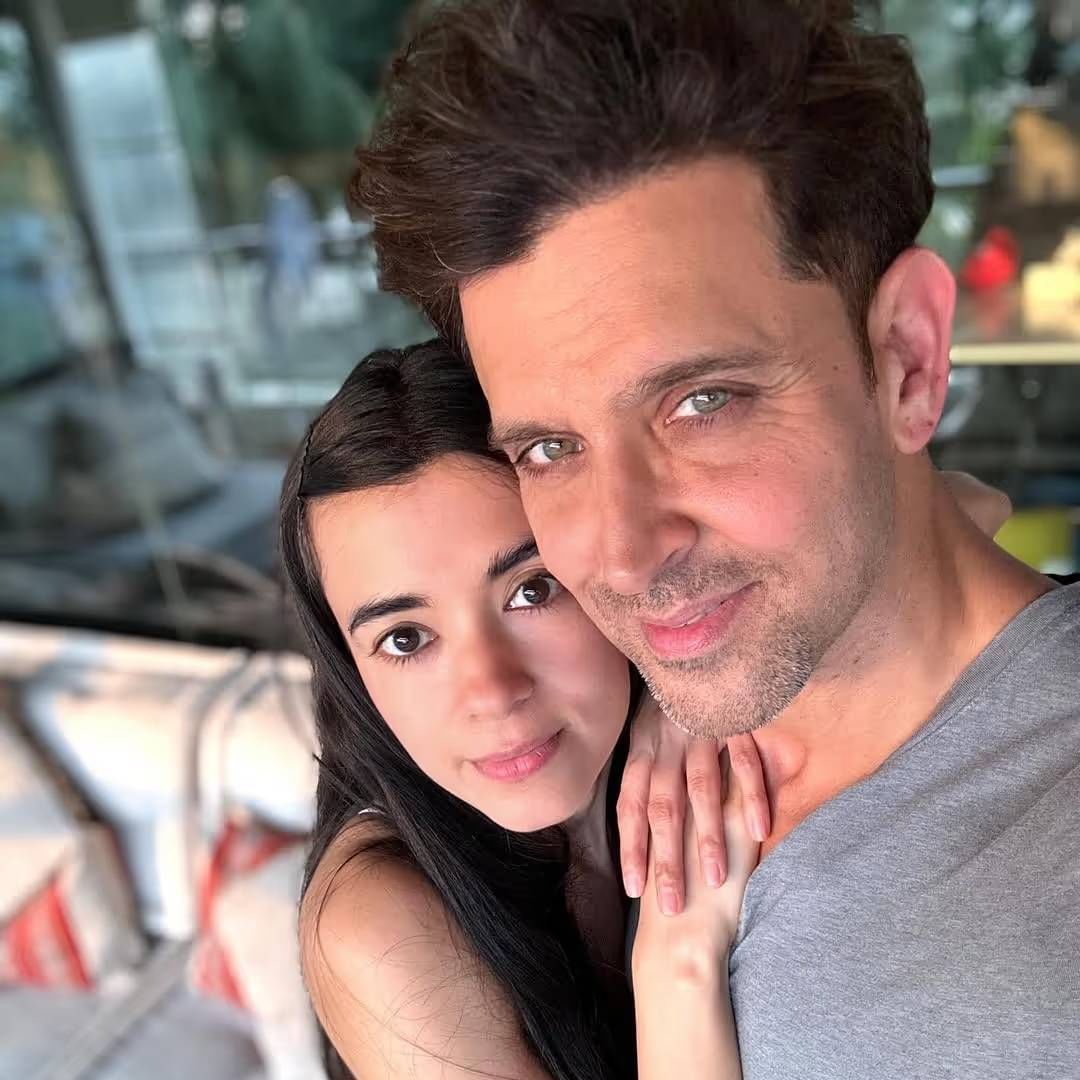 सबाचा ऋतिकाच्या मुलांसोबतही चांगला बॉन्ड आहे. ती अनेकदा ऋतिक आणि मुलांसोबत आउटिंगला जाते. 39 वर्षाच्या सबाच अजून लग्न झालेलं नाही. ती ऋतिक सोबत आयुष्यातील सुंदर क्षण घालवत आहे.