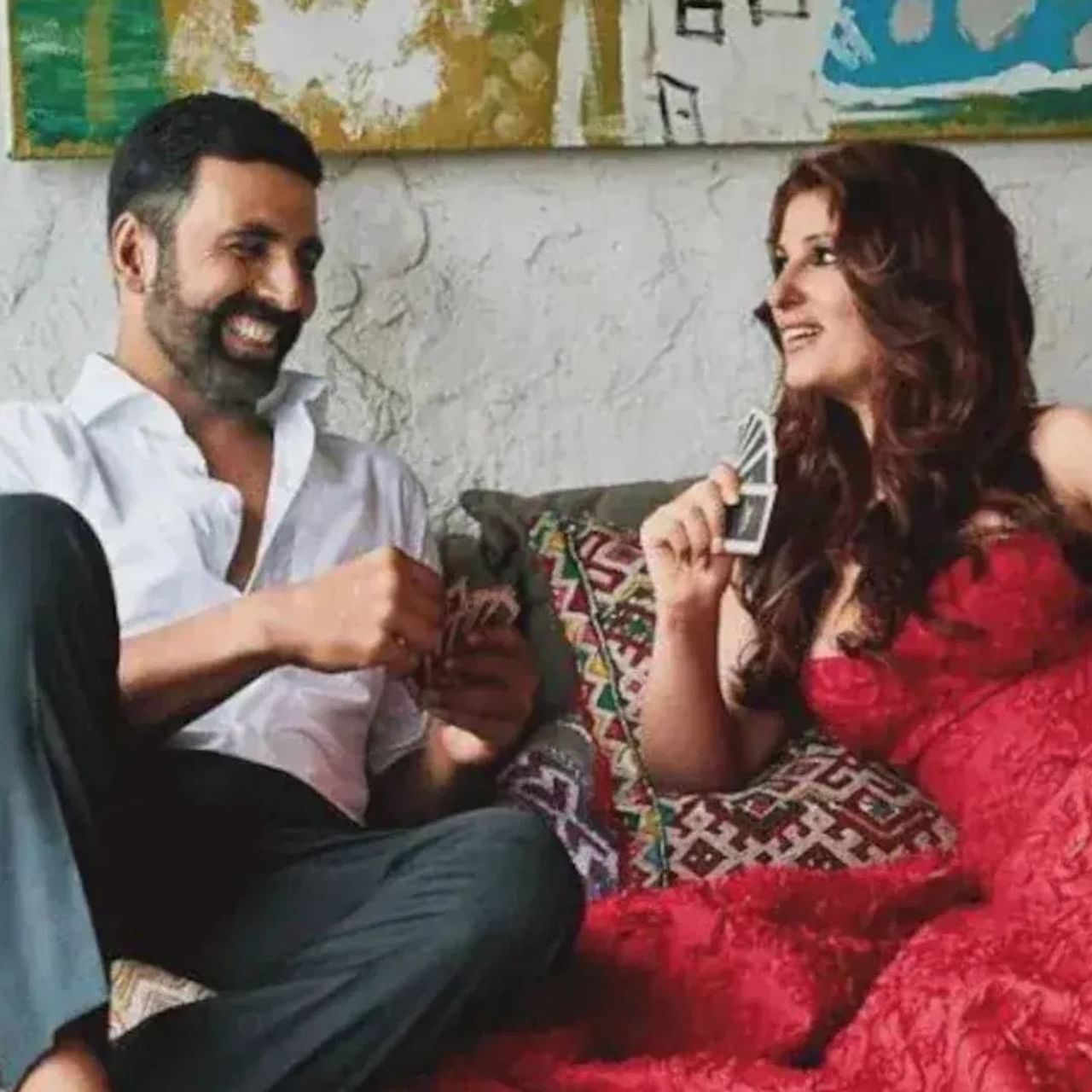 चित्रपट सृष्टीत अशी अनेक जोडपी आहेत, जी लोकांना खूप भावतात. त्यांची लव्ह स्टोरी सुद्धा खास असते. यापैकीच एक आहे खिलाडी अक्षय कुमार आणि  ट्विंकल खन्ना. अक्षय कुमारने अलीकडेच एका इंटरव्यूमध्ये खुलासा केला. त्याने त्याच्या आणि ट्विंकलच्या लग्नासाठी  आमिर खानचे आभार मानले.  याचं कारण आमिर खान आणि ट्विंकलची फिल्म 'मेला' शी संबंधित आहे.