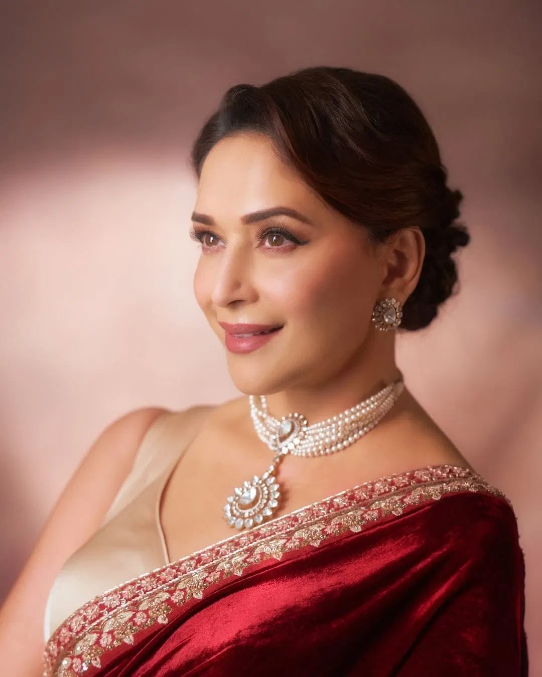 माधुरी सोशल मीडियावर कायम सक्रिय असते. चाहत्यांच्या संपर्कात राहण्यासाठी अभिनेत्री कायम स्वतःचे फोटो आणि व्हिडीओ सोशल मीडियावर पोस्ट करत असते. चाहते देखील अभिनेत्रीच्या प्रत्येक लूकवर लाईक्स आणि कमेंटचा वर्षाव करत असतात.