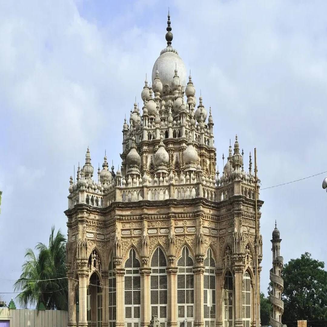 बाबी वंशाचे नवाब जूनागढचे शासक होते. महाबत मकबऱ्याच निर्माणकार्य 1879 साली नवाब महाबत खान द्वितीय (1851-82) यांनी सुरु केलं होतं. त्यांचा उत्तराधिकारी नवाब बहादुर खान तृतीयने या मकबऱ्याच काम पूर्ण केलं. वर्तमानात हे स्मारक गुजरातच प्राचीन स्मारक आहे.  