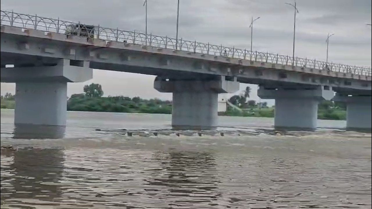 राज्यातील पूर परिस्थिती पाहता अनेक मंत्री आणि नेते पूरग्रस्त भागांची पाहणी करत आहेत. मंत्री पंकजा मुंडे यांनी जालन्यातील गोळेगावला भेट दिली, तर उपमुख्यमंत्री एकनाथ शिंदे आणि अजित पवार यांनी धाराशिव जिल्ह्यातील अतिवृष्टीग्रस्त भागांची पाहणी करत आहेत.