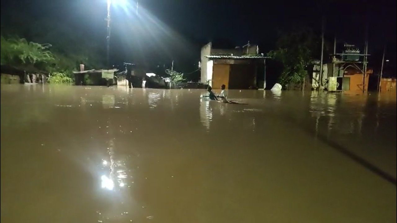 मुख्यमंत्री देवेंद्र फडणवीस यांनी राज्यातील पूर परिस्थितीचा आढावा घेतला आहे. आतापर्यंत ८ जणांचा मृत्यू झाला असून १० जण जखमी झाल्याची माहिती दिली होती. 