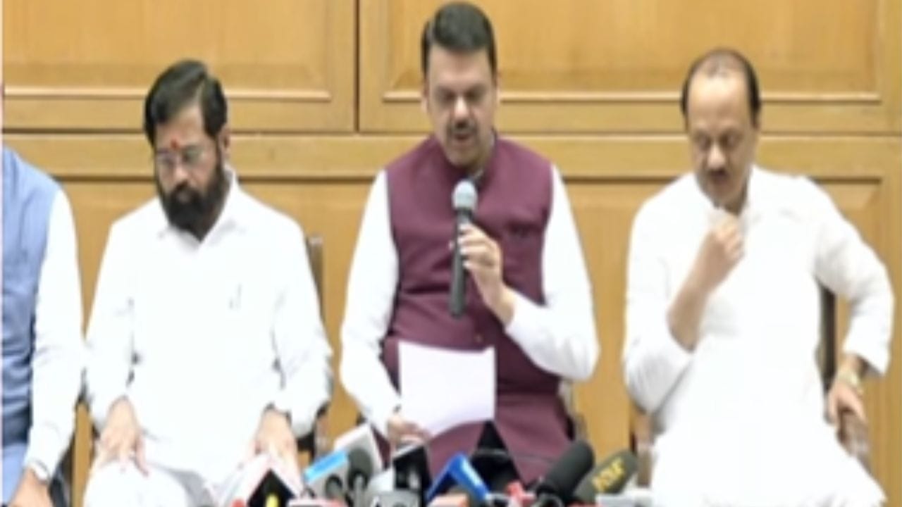 सनदी अधिकारी नेमण्यावरून मुख्यमंत्री आणि उपमुख्यमंत्र्यांमध्ये शीतयुद्ध? सनदी अधिकारी नेमण्यावरून मुख्यमंत्री आणि उपमुख्यमंत्र्यांमध्ये शीतयुद्ध?