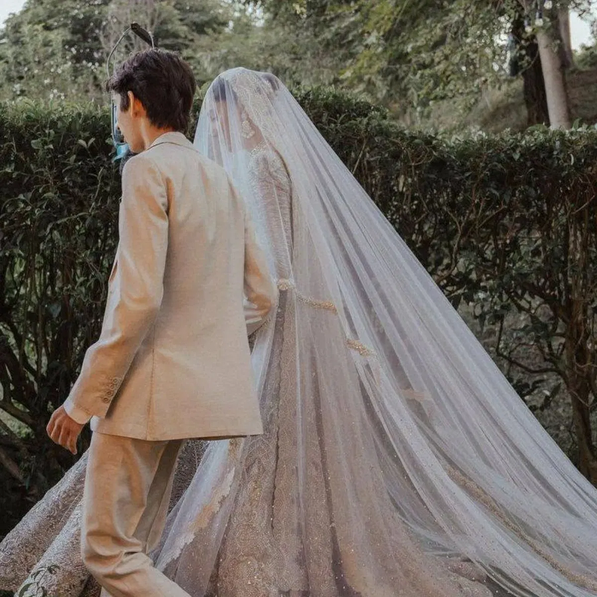 बॉलिवूडमध्ये असे अनेक टॉप अभिनेते आहेत, ज्यांचा जन्म पाकिस्तानात झाला. पण भारतात त्यांनी खूप नाव कमावले. फळणीमध्ये पाकिस्तानातून अनेक कुटुंबे भारतात आली होती, ज्यामध्ये अनेक सुपरस्टार्सचाही समावेश आहे. पण आज आम्ही तुम्हाला अशा एका अभिनेत्री विषयी सांगणार आहोत, जिच्या वडिलांचा जन्म दिल्लीत झाला होता. पण आज याच अभिनेत्रीचा पाकिस्तानी चित्रपटसृष्टीत दबदबा पाहायला मिळत आहे.