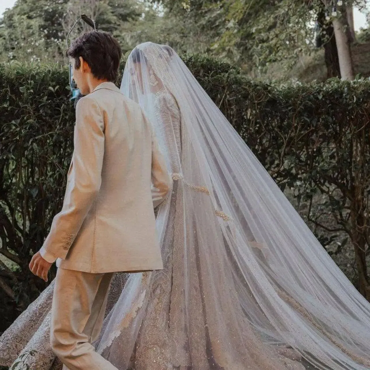 बॉलिवूडमध्ये असे अनेक टॉप अभिनेते आहेत, ज्यांचा जन्म पाकिस्तानात झाला. पण भारतात त्यांनी खूप नाव कमावले. फळणीमध्ये पाकिस्तानातून अनेक कुटुंबे भारतात आली होती, ज्यामध्ये अनेक सुपरस्टार्सचाही समावेश आहे. पण आज आम्ही तुम्हाला अशा एका अभिनेत्री विषयी सांगणार आहोत, जिच्या वडिलांचा जन्म दिल्लीत झाला होता. पण आज याच अभिनेत्रीचा पाकिस्तानी चित्रपटसृष्टीत दबदबा पाहायला मिळत आहे.