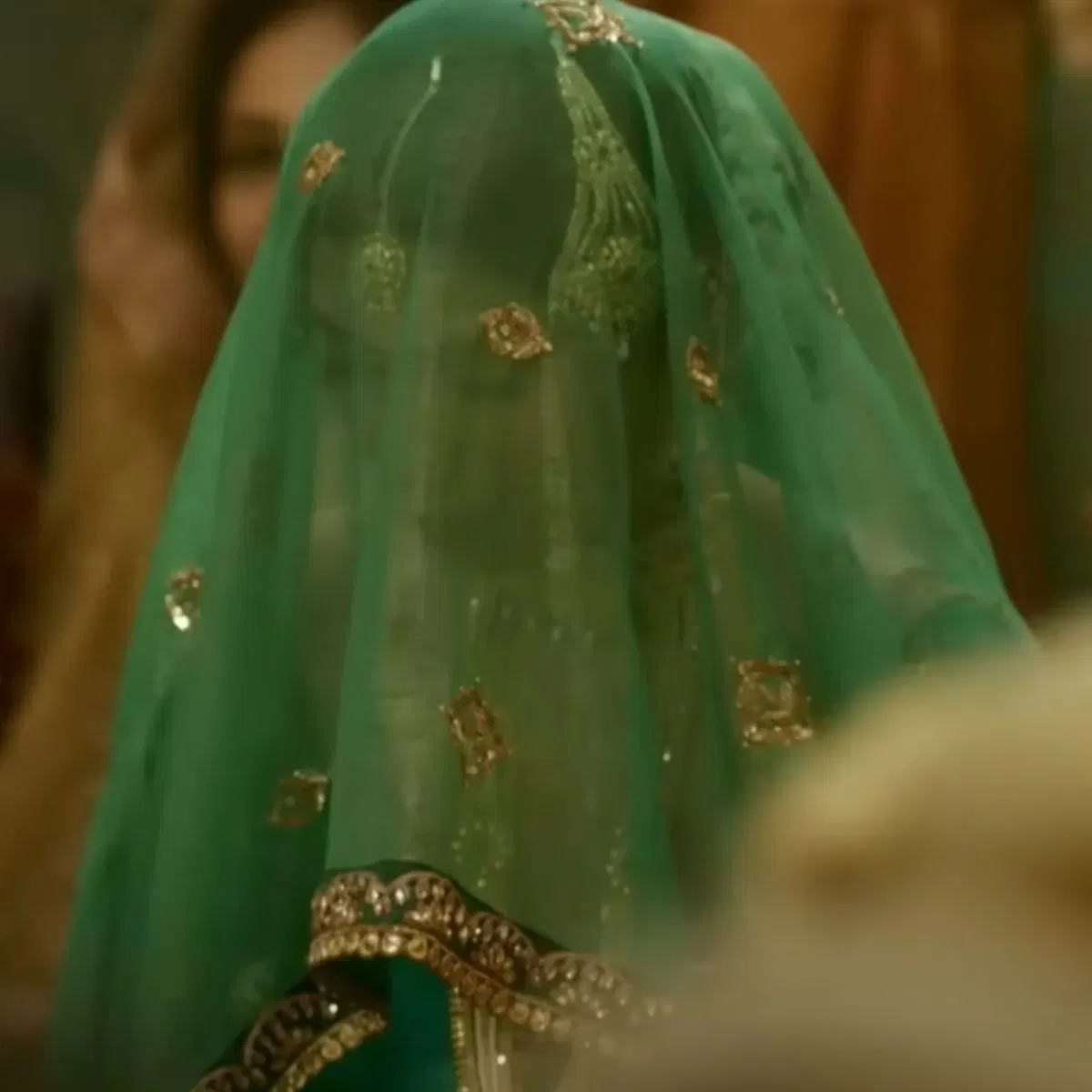 आम्ही ज्या अभिनेत्रीविषयी बोलत आहोत ती पाकिस्तानी नाटके आणि चित्रपटांमध्ये अनेक मोठे विक्रम रचत आहे. या अभिनेत्रीने बॉलिवूड चित्रपटातही काम केले आहे. 15 वर्षांच्या मुलासमोर दुसरे लग्न करणारी ही अभिनेत्री पाकिस्तानातील मोठे नाव आहे. तिला शाहरुख खानच्या सासूने पसंत केले होते आणि नंतर ती किंग खानसोबत रोमांस करताना दिसली.