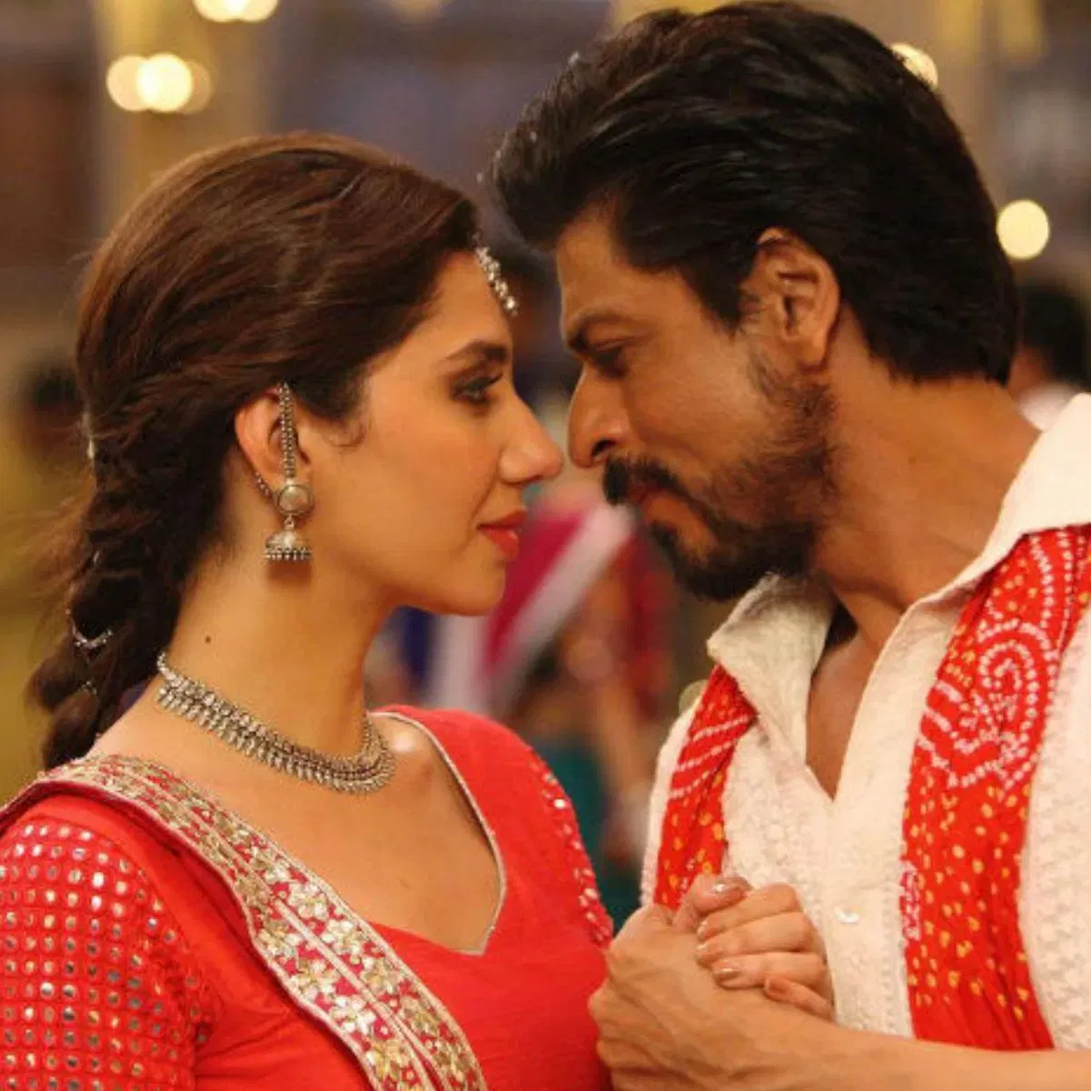 पाकिस्तानी अभिनेत्री माहिरा खानबद्दल आम्ही सांगत आहोत. तिने शाहरुख खानसोबत ‘रईस’ चित्रपटात काम केले आहे. खरेतर चित्रपटाच्या दिग्दर्शकाने सांगितले होते की, शाहरुख खानच्या सासू सविता छिब्बर यांनी माहिराचे नाव सुचवले होते. त्या माहिराचा शो ‘हमसफर’ पाहत होत्या आणि त्यानंतर त्यांनी सांगितले की या भूमिकेसाठी माहिरा योग्य असेल.