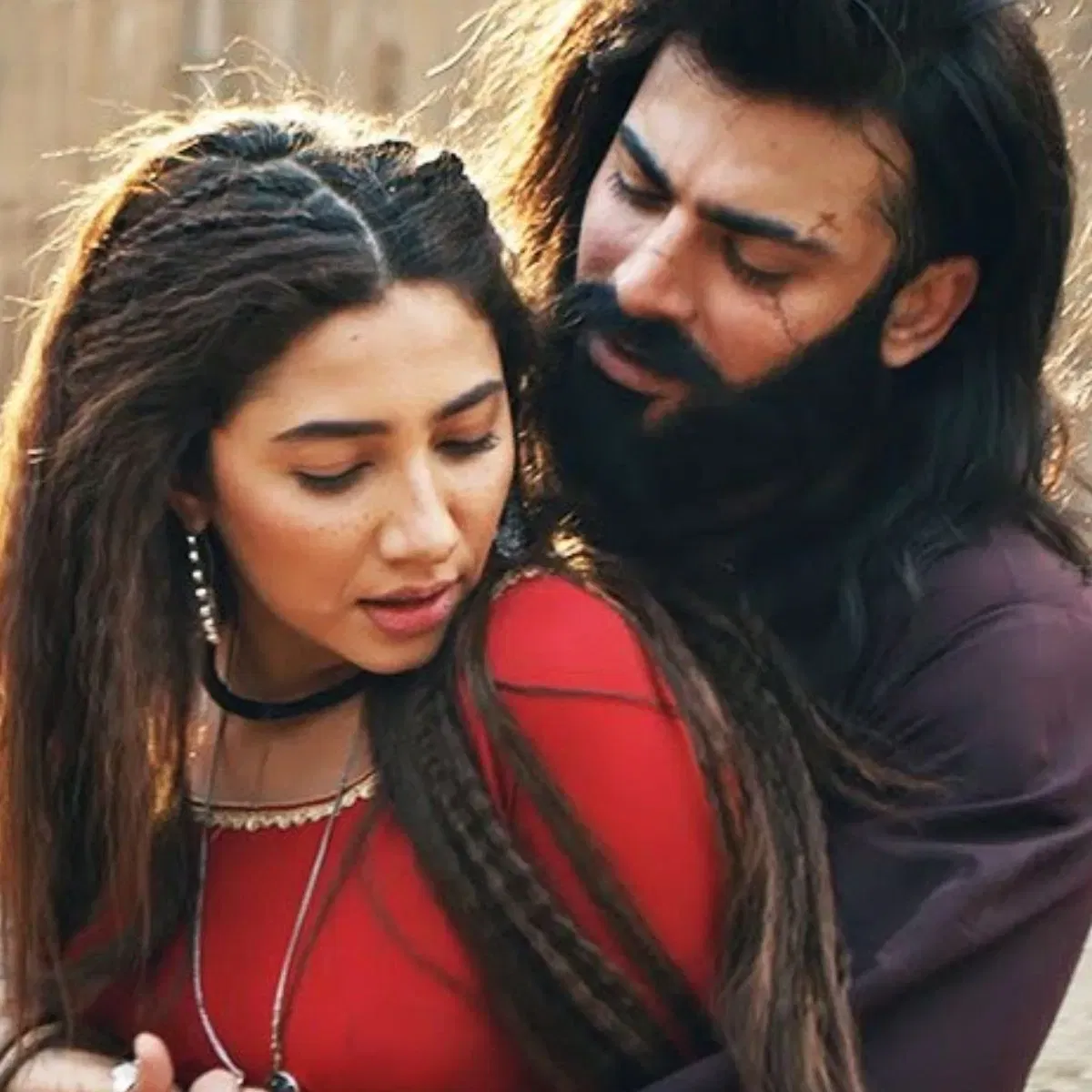 मात्र, आता भारतात पाकिस्तानी कलाकारांवर बंदी घालण्यात आली आहे. त्यामुळे पाकिस्तानातील अनेक चित्रपट भारतात प्रदर्शित होऊ शकले नाहीत. तरीही, माहिरा खान पाकिस्तानातील सर्वात यशस्वी अभिनेत्री आहे. तिने पाकिस्तानातील सर्वाधिक कमाई करणारा चित्रपट दिला आहे. ‘द लीजेंड ऑफ मौला जट्ट’मध्ये माहिरा खान फवाद खानसोबत होती.