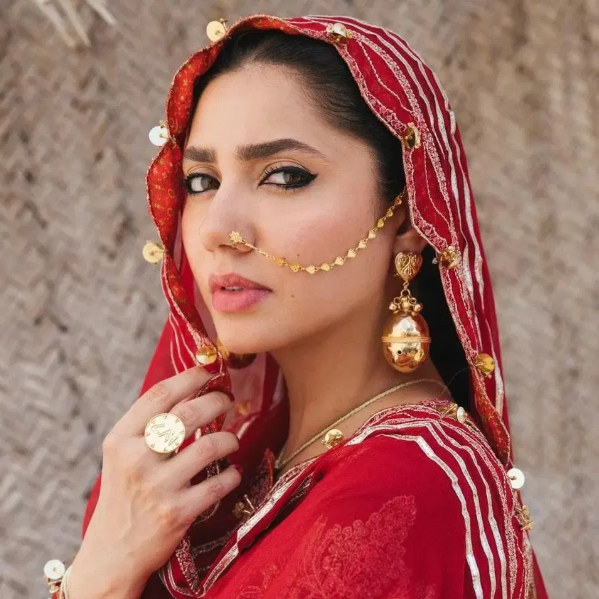 माहिरा खान एका चित्रपटासाठी कोट्यवधी रुपये मानधन घेते. मात्र, तिचे नाव रणबीर कपूरसोबत जोडले गेले होते. त्यामुळे ती खूप ट्रोलही झाली होती. न्यूयॉर्कमधील तिचे आणि रणबीर कपूरचे धूम्रपान करतानाचे फोटो व्हायरल झाले होते. त्यानंतर तिने माफीही मागितली होती.