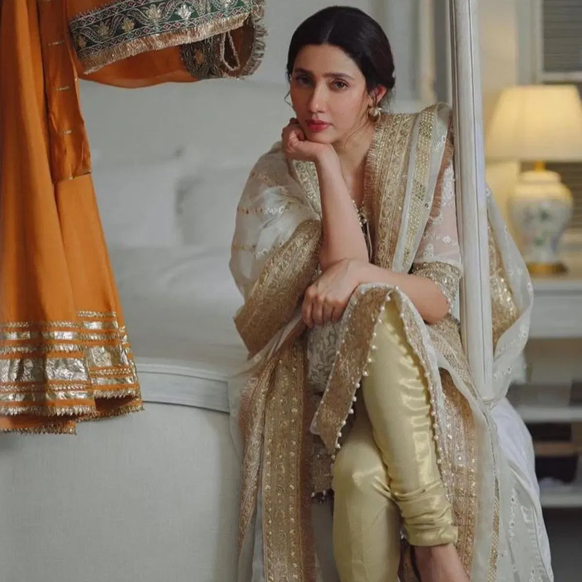 आता माहिरा खानच्या कुटुंबाबद्दल बोलायचे झाले, तर तिचा जन्म कराचीतील एका मुहाजिर कुटुंबात झाला. तिने स्वतः सांगितले होते की तिचे आई-वडील पठाण आहेत. तसेच तिचे वडील हफीज खान यांचा जन्म दिल्लीत झाला होता. ब्रिटिश राजवटीदरम्यान दिल्लीत जन्मलेले तिचे वडील विभाजनादरम्यान पाकिस्तानात गेले होते.