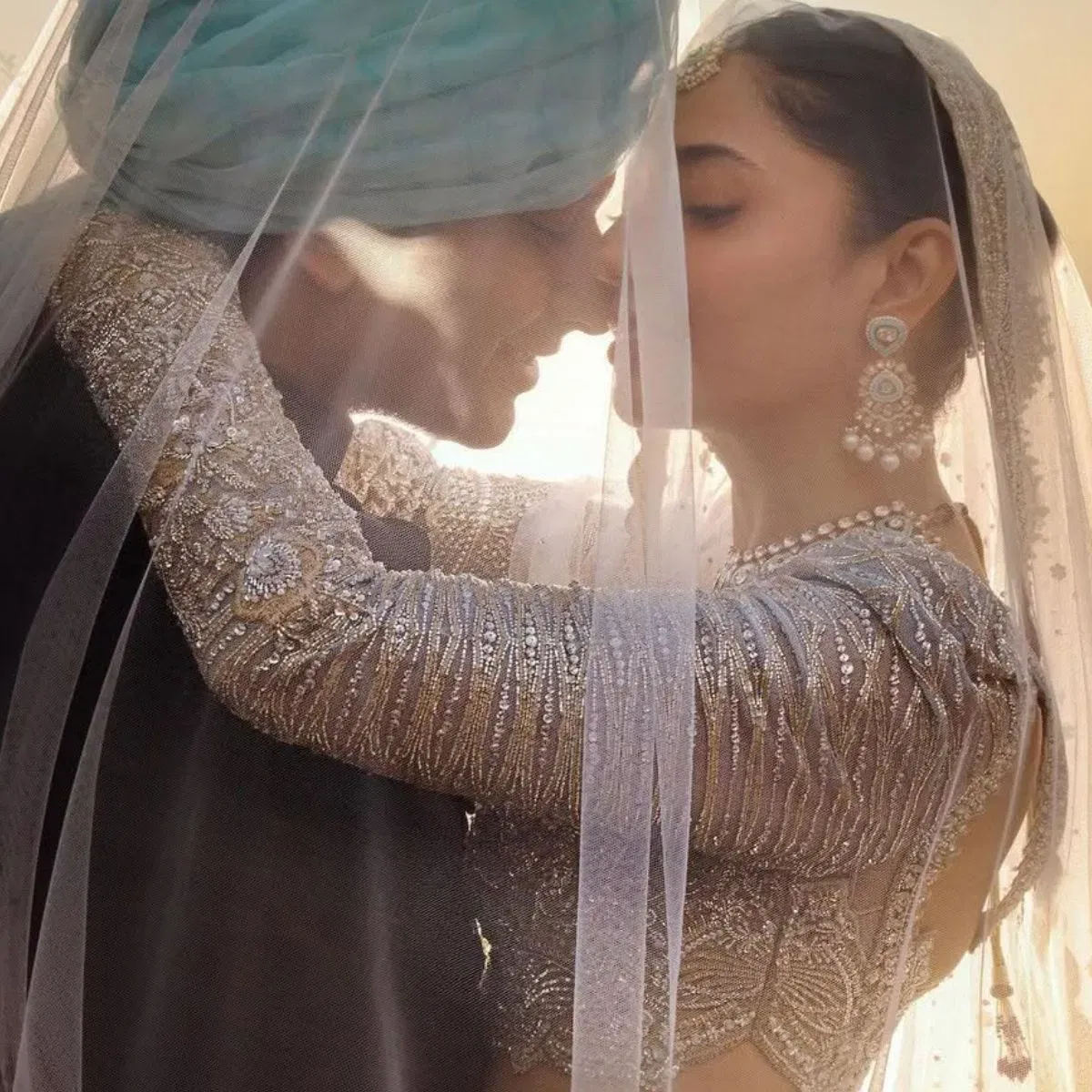 माहिरा खान तिच्या खासगी आयुष्यामुळेही चर्चेत राहिली होती. अभिनेत्रीचे पहिले लग्न 2007 मध्ये अली असकरी यांच्याशी झाले होते. या लग्नापासून तिला एक मुलगा आहे. मात्र, 2015 मध्ये त्यांचा घटस्फोट झाला. 2 ऑक्टोबर 2023 रोजी तिने दुसरे लग्न केले.