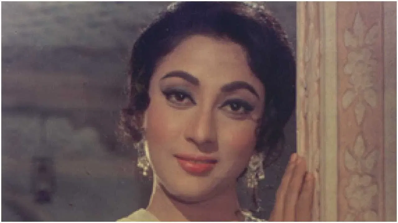 बॉलिवूडची सुंदर अभिनेत्री म्हणून माला सिन्हा ओळखली जाते. तिने अभिनय आणि सौंदर्याच्या जोरावर प्रेक्षकांची मने जिंकली होती. आजही त्यांचे नाव अनेकांच्या तोंडून ऐकायला मिळते. त्यांनी त्यांच्या करिअरमध्ये अनेक सुपरस्टार्ससोबत काम केले आहे. धर्मेंद्र, देव आनंद आणि राज कपूर यांच्यासोबत त्यांनी अनेक हिट चित्रपट दिले आहेत. माला या हायजॅक झालेल्या विमानत होता.