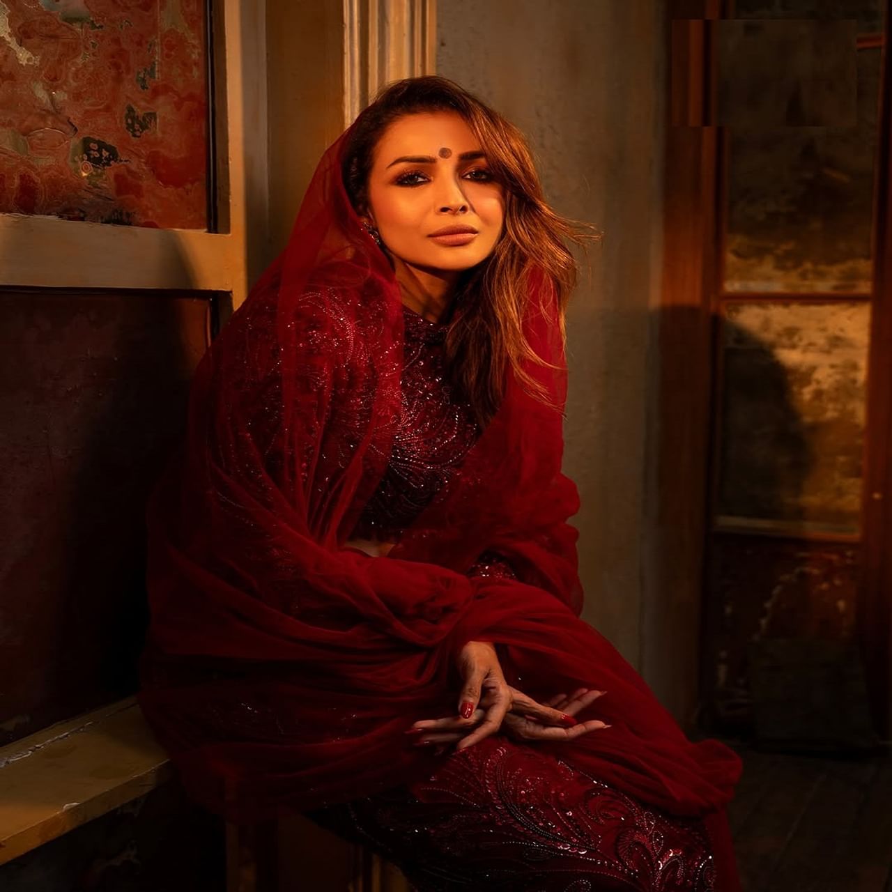 अभिनेत्री मलायका काही फोटो व्हायरल होत आहेत. फोटोमध्ये अभिनेत्री प्रचंड क्लासी दिसत आहे. सध्या सर्वत्र फक्त आणि फक्त अभिनेत्रीच्या फोटोंची चर्चा रंगली आहे. अभिनेत्री कायम तिच्या खासगी आयुष्यामुळे चर्चेत असते.