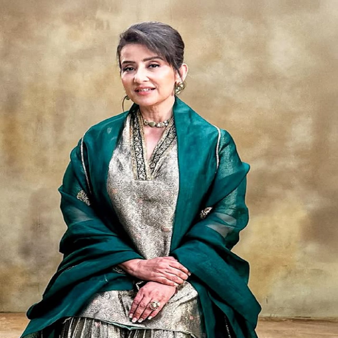 अभिनेत्री मनिषा कोईराला आता पूर्वीप्रमाणे बॉलिवूडमध्ये सक्रिय नसली तरी सोशल मीडियावर कायम सक्रिय असते. आता देखील अभिनेत्री फोटो पोस्ट केले आहे. ज्यावर अनेक नेटकऱ्यांनी जगात सर्वात सुंदर...' अशा कमेंट देखील केल्या आहेत. 