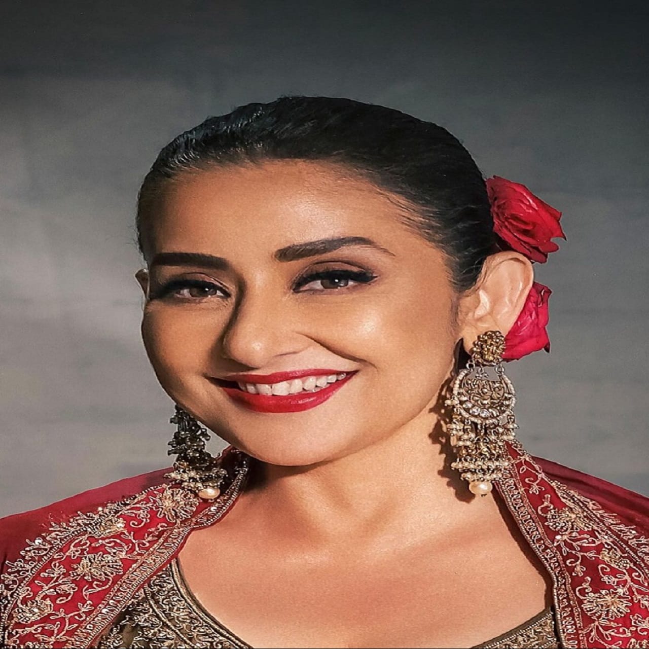 सोशल मीडियावर मनिषा हिच्या चाहत्यांची संख्या देखील फार मोठी आहे. इन्स्टाग्रामवर 2.4  मिलियन नेटकरी फॉलो करतात तर, अभिनेत्री फक्त 1,824 नेटकऱ्यांना फॉलो करते.