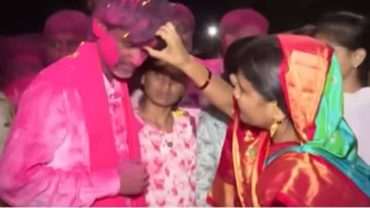 मनोज जरांगे अंकुशनगरमधील घरी दाखल! नागरिकांकडून जंगी स्वागत मनोज जरांगे अंकुशनगरमधील घरी दाखल! नागरिकांकडून जंगी स्वागत