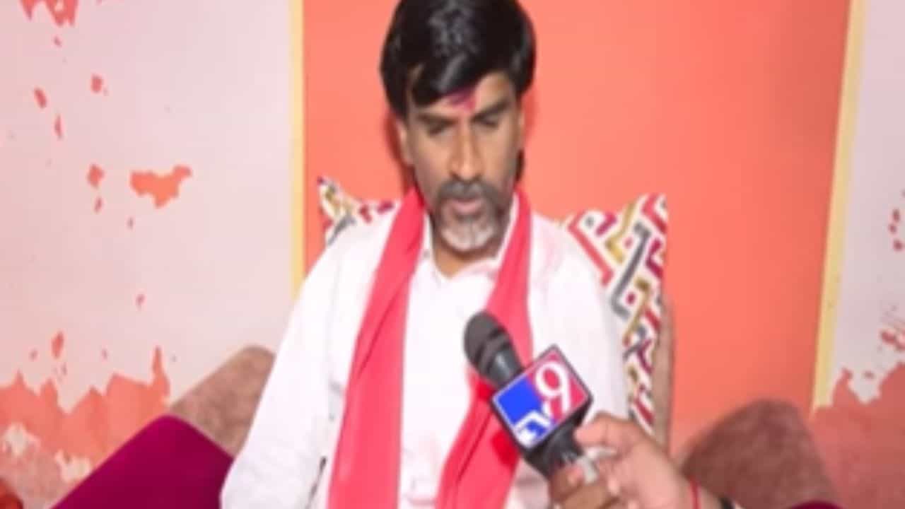 तरी तुझ्यासारख्याला रडकुंडीला आणलं! जरांगेंचा टोला कोणाला? तरी तुझ्यासारख्याला रडकुंडीला आणलं! जरांगेंचा टोला कोणाला?