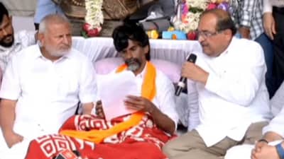 तुम्ही जीआर द्या, 9 वाजेपर्यंत मुंबई... मनोज जरांगेंनी सरकारला नमवले, कोणकोणती मागणी मान्य?